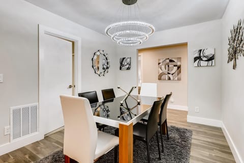 Dining room area! Table can easily sit 6 people