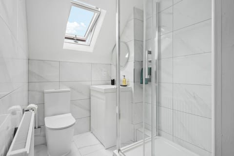 En-suite to bedroom 1