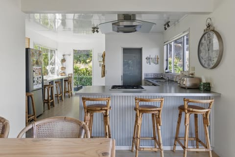 Kitchen. x2 benches with barstool seating