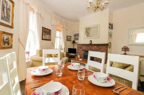 Lounge and dining table together to keep close contact with your guests. Sea views