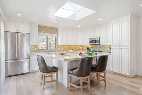 Fully equipped kitchen.