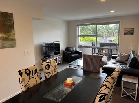 dining lounge and deck on 2nd floor