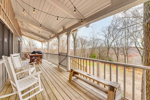 Eureka Springs Vacation Rental | 2BR | 3BA | 2,700 Sq Ft | Steps Required