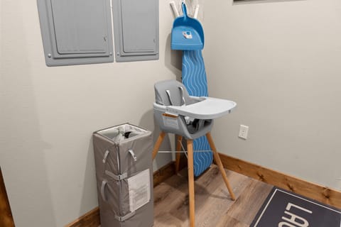 A cozy seat for your tiniest traveler! This high chair makes mealtime simple and enjoyable for the whole family. ๐ผ๐ฅฐ
