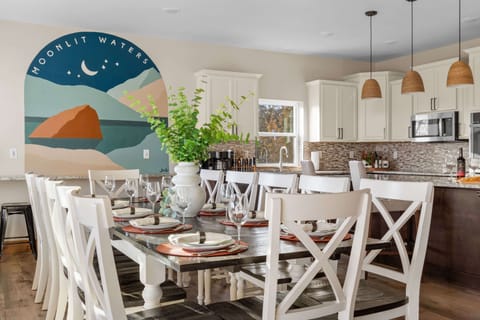 Gather around for good food and great memories! This beautiful dining space is perfect for sharing meals and laughter with loved ones. ๐ก๐ฝ๏ธ