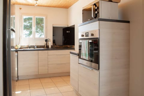 It is provided with all the minimum condiments for cooking: salt, pepper, olive oil, vinegar, coarse salt. As well as for your breakfast: coffee powder, filters, tea, chocolate powder, sugar. To your forks!