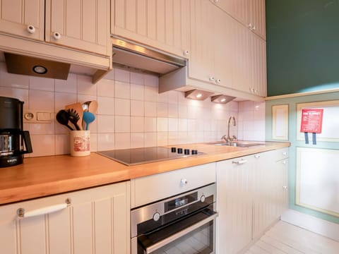 Kitchen Appliance, Kitchen, Countertop, Major Appliance, Cabinetry, Interior Design, Wood, Home Appliance, Flooring, Kitchen Stove