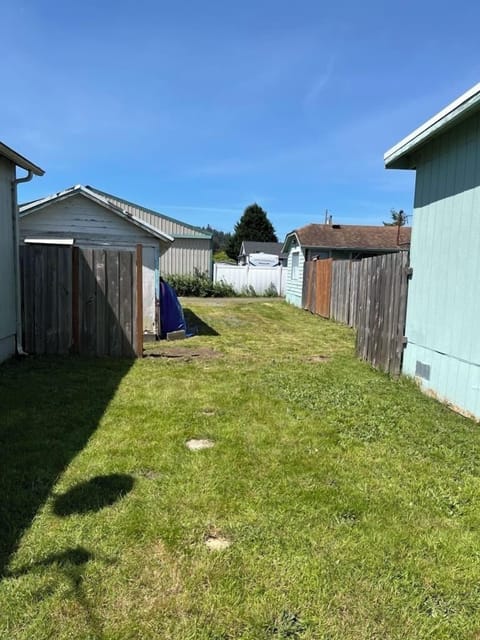 Long driveway, plenty of parking.