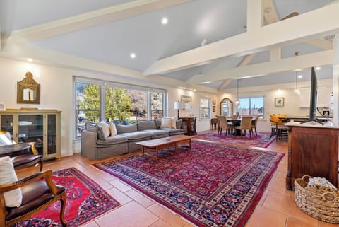 Blue Sky is the perfect getaway in wine country. - Blue Sky Hideaway is the perfect blend of comfort and style, featuring three cozy bedrooms, two bathrooms, and a bright and open floor plan that will make you feel right at home.