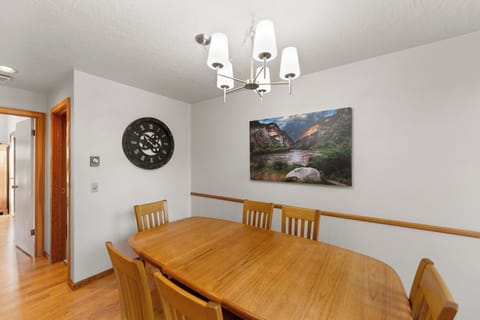 Dining area with seating for 6.