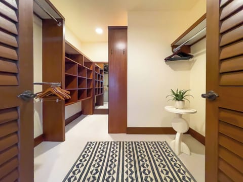 Primary suite walk in closet