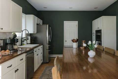 Plenty of seating in the kitchen for morning coffee and scones!