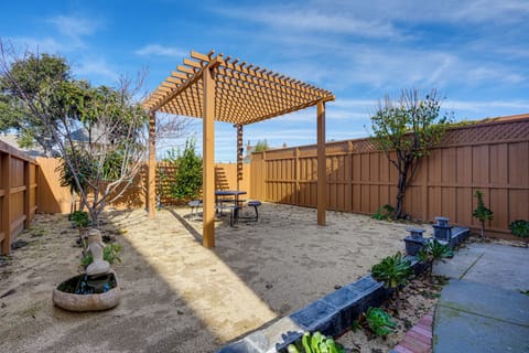 Alameda Vacation Rental | 3BR | 2BA | Exterior Stairs to Enter | 2-Story Home