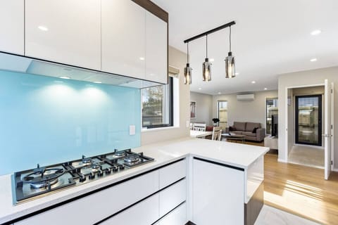 The gas cooktop has five elements so that you can create masterpieces.