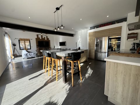 CAMARGUE holiday rental, provencl farm for rent with all confort, dining room for 8 people. Online booking with Plaisirs & Maisons de Provence