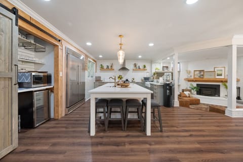 Kitchen with large island