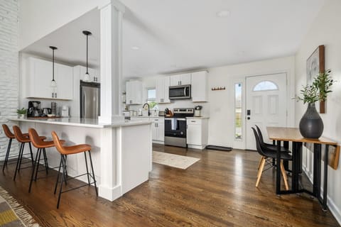 Breakfast Bar and Entry Overview