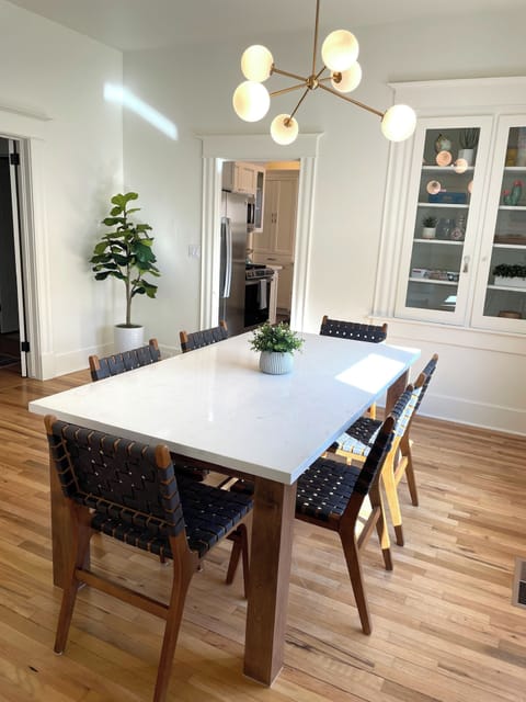 6 person dining area sits between the kitchen & the living room. Quartz table.