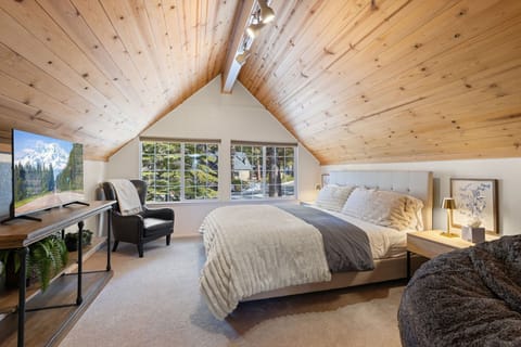 Upstairs King Bedroom