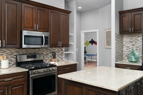 A well-stocked kitchen with all the essentials for home-cooked meals. 🏡🍽️