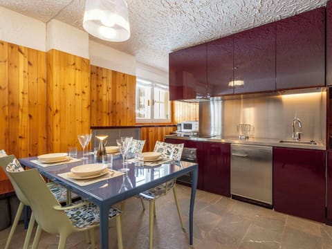 Furniture, Interior Design, Ceiling, Couch, Room, Lighting, Flooring, Floor, Living Room, Apartment