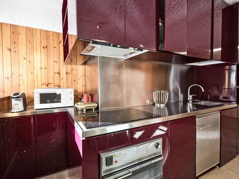 Kitchen Appliance, Kitchen, Major Appliance, Countertop, Cabinetry, Ceiling, Tap, Sink, Wood Stain, Home Appliance