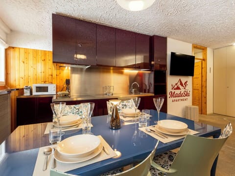 Furniture, Interior Design, Ceiling, Couch, Room, Lighting, Flooring, Floor, Living Room, Apartment