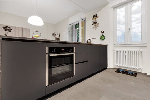 KITCHEN WORKTOP AND OVEN