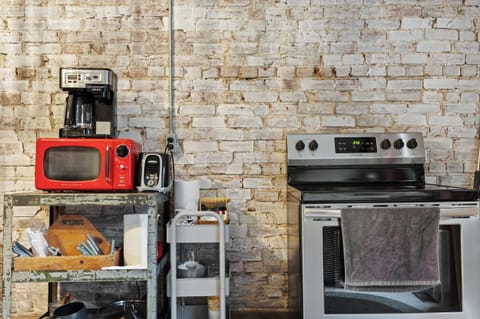 Kitchen: Well-equipped kitchen with a chic design, ideal for preparing meals and entertaining.