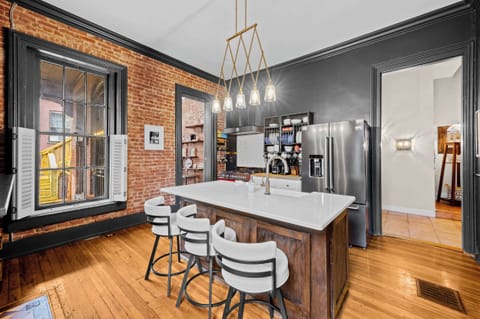 Kitchen: A sleek and fully equipped kitchen awaits, perfect for preparing meals or enjoying a quick bite before heading out.