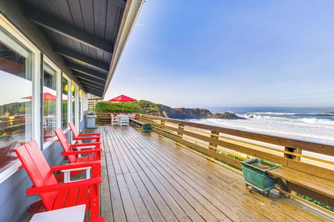 Furnished Deck | Private Beach Access | 10 Mi to Lincoln City Outlets