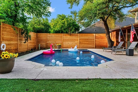 Heated pool with heated jaccuzi
