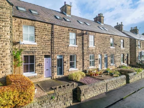 March Cottage, Matlock - Host & Stay