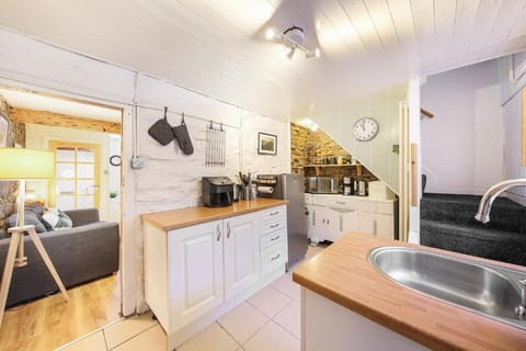 Batemill Cottage, Birch Vale - Host & Stay