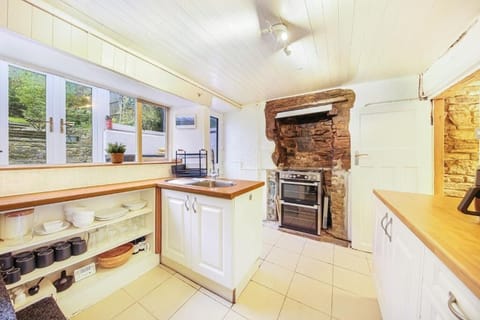 Batemill Cottage, Birch Vale - Host & Stay