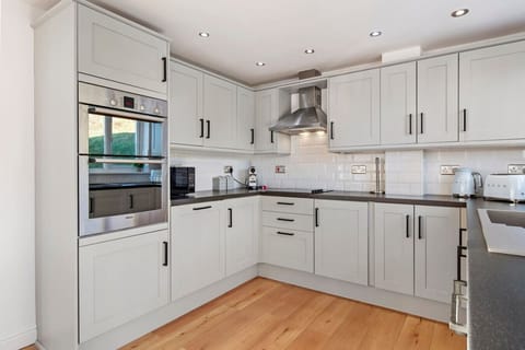 Swn y Don - Modern Kitchen, Fully equipped kitchen featuring a sleek design, ample workspace, and all the essentials for a self-catering stay.