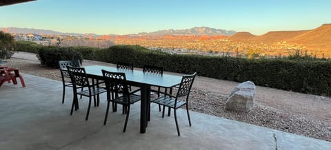 Enjoy your meals w/sunset views