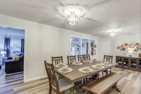 Dinning Room with table large enough to accommodate all guests