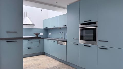 Fully Fitted Kitchen