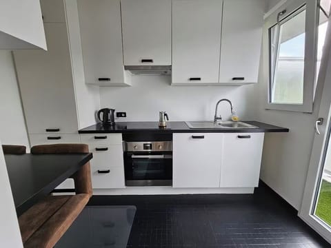 Fully-equipped kitchen w. built-in oven, microwave, fridge, freezer, &dishwasher