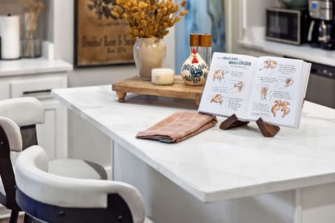 Set the Tone, Serve the Snacks – A welcoming island invites conversation while the prep space makes cooking a breeze.