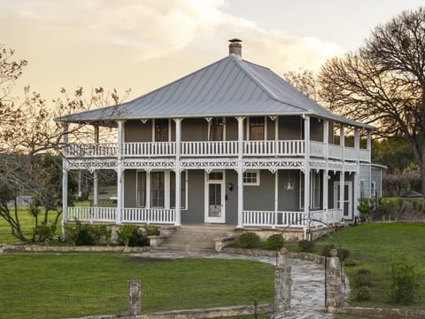 Experience a great retreat in Hill Country's stunning scenery in a charming one-bedroom cottage.