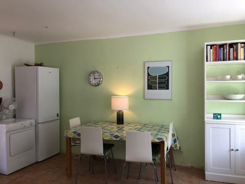 seating for 6 - 8 people