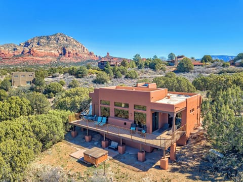 Private hot tub and wrap around balcony for stargazing and relaxing 