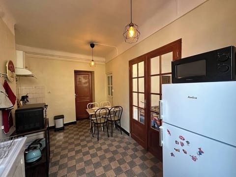 kitchen, oven, dining table, fridge, washing machine, micro wave