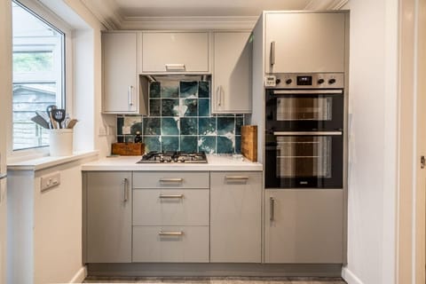 Newly installed kitchen (2023) with all modern and high spec appliances.