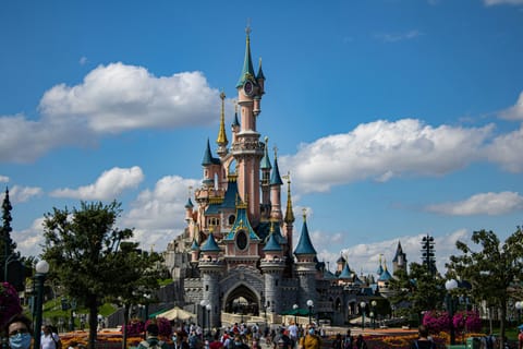 Stay close to the magic! Prime location near Paris and Disneyland Paris for an unforgettable getaway.
