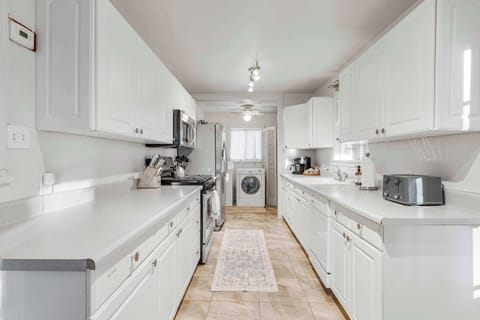 Full kitchen; basic cooking essentials provided