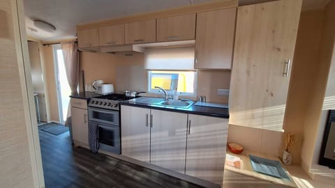 Well equiped Kitchen to whip up a feast or just dish out the takeaway!