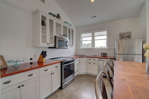 Full poolhouse kitchen